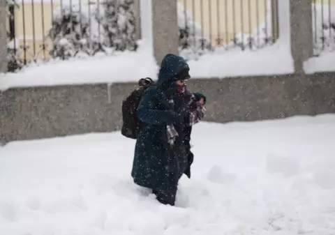 Elena Mateescu, șefa ANM, spune că stratul de zăpadă va depăși 50 cm în București. Joi se mai încălzește, sâmbătă vine iar un val de aer rece