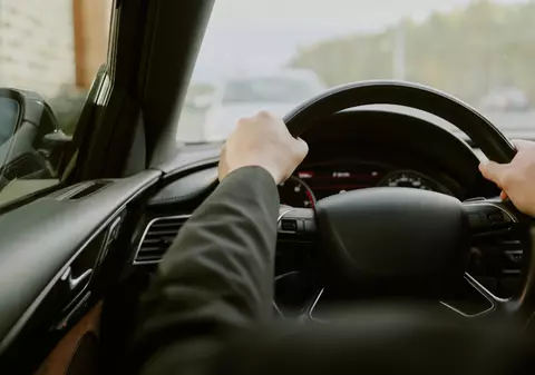 Un tânăr fără permis a furat o mașină ca să nu meargă pe jos acasă: a condus trei ore în prima viteză