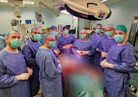 Piciorul unui tânăr, salvat de medicii de la Spitalul Universitar de Urgență București printr-o operație rară care înlocuiește tot femurul