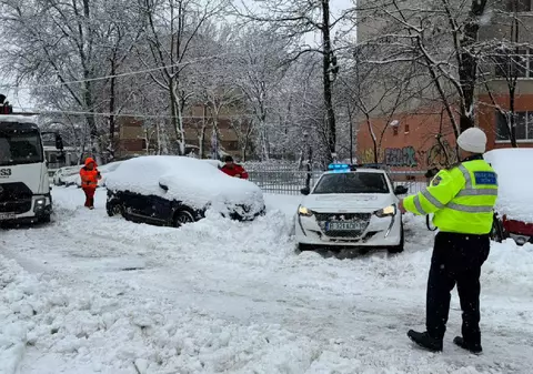 Taximetrist găsit mort în maşina de serviciu, pe o stradă din sectorul 1 din București, în mijlocul codului roșu de ninsoare