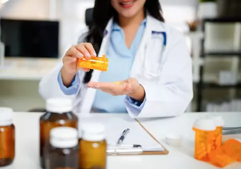 Ce cred oncologii români despre terapia experimentală care frânează cancerul pancreatic, testată în laborator