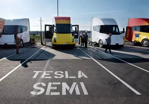 Cât costă camionul semi-electric de marfă Tesla cu autonomie de 805 km