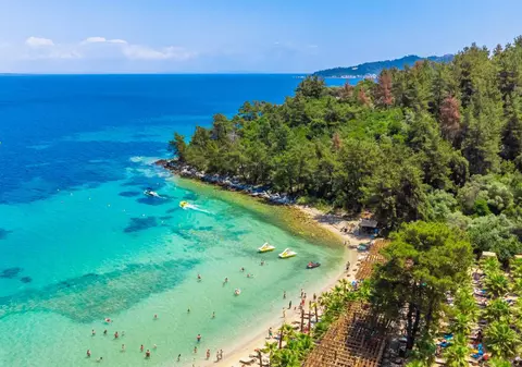 Aproape 500.000 de români au ajuns în Thassos în 2025. Primarul a venit la București să le mulțumească personal. Ce ofertă pregătește pentru 2026