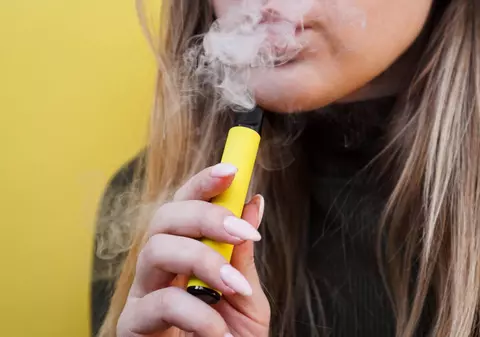 De ce adolescenții nu se pot opri din vapat. Avertismentul unui medic: „Ajunge la creier în 7 secunde, e o captivitate chimică”
