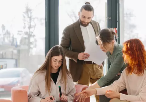 Tinerii care nici nu lucrează, nici nu studiază ar putea fi premiați cu până la 1.250 de lei, dacă se angajează