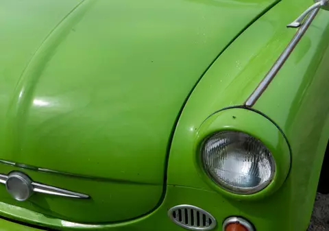 Mașina făcută din bumbac reciclat, cu motor de 20 CP și un consum de 8 l/100 km pentru care oamenii așteptau și 10 ani ca să o cumpere