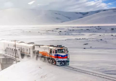 „Trenul Zăpezii” a devenit tot mai popular printre turiști. Unde te poți urca iarna în el și ce orașe străbate