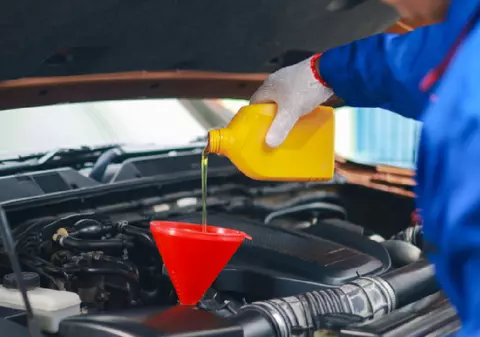 Majoritatea șoferilor români nu verifică la timp nivelul de ulei