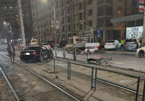 Un BMW a intrat pe șina tramvaiului 41 din București, lângă Podul Grant, după ce a rupt gardul de protecție