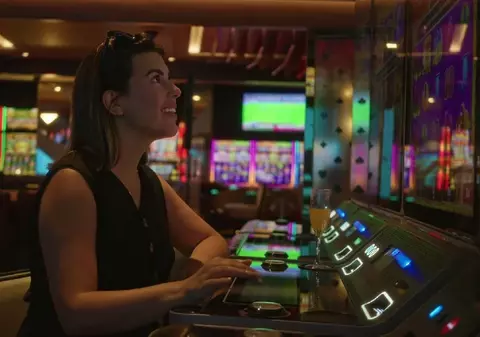 Vârsta minimă pentru jocurile de noroc ar putea crește la 21 de ani. Noi reguli dure pentru publicitate, dezbătute în Parlament