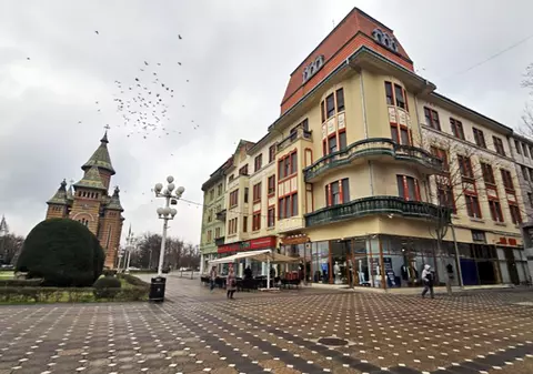 Locatarii unei clădiri istorice din centrul Timișoarei, în culmea disperării, din cauza restanțelor la întreținere ale primăriei: „Ne rugăm de ei și ne ignoră. Este un abuz”