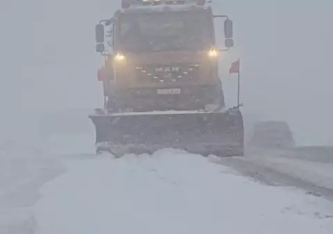 A nins ca în povești la munte, în Caraș-Severin. În Gorj, pe DN 67C, circulația a fost oprită din cauza nămeților