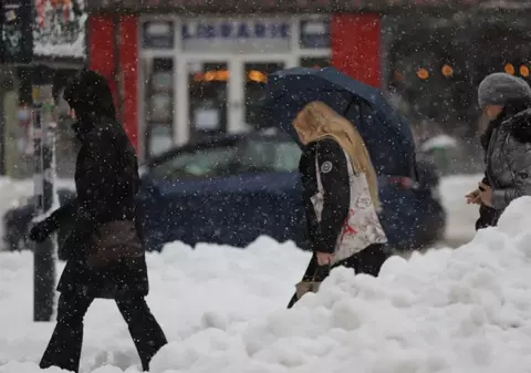 Ninsori, viscol, polei și strat de zăpadă de până la 15 cm. ANM a emis o informare meteo pentru mai multe zone ale țării
