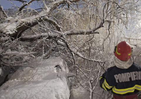 România, paralizată de viscol și ninsori: autostrăzi și porturi închise, haos pe aeroport și peste 160.000 de oameni nu au curent electric