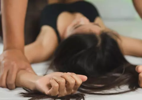 Un bărbat a agresat sexual 89 de minore pe parcursul a 55 de ani și și-a ucis mama și mătușa