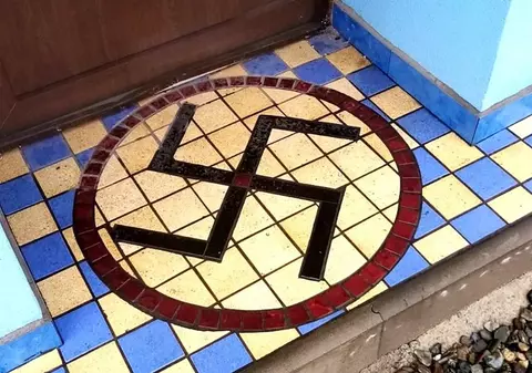 Românul care-și primea oaspeții cu svastica în pragul casei, plus portrete cu Hitler și Mussolini la ferestre. Pedeapsa primită după proces