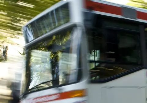 Un adolescent de 15 ani a furat un autobuz și a mers 130 km doar ca să-și ducă iubita la școală, în Germania