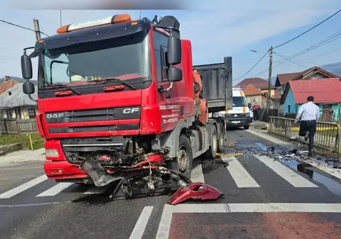 Un șofer român de camion a făcut cea mai mare greșeală, după ce nu a păstrat distanța, în Vâlcea, la Gura Văii