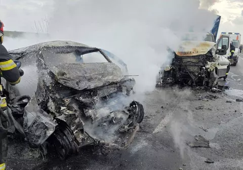 Accident mortal pe E85, în Buzău: o mașină și o camionetă s-au ciocnit, apoi au luat foc. Șoferii au murit pe loc