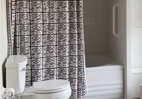 O femeie a transformat o baie veche din anii '70 cu doar 150 de euro și a spus tuturor secretul reușitei: „Este detaliul care leagă totul”