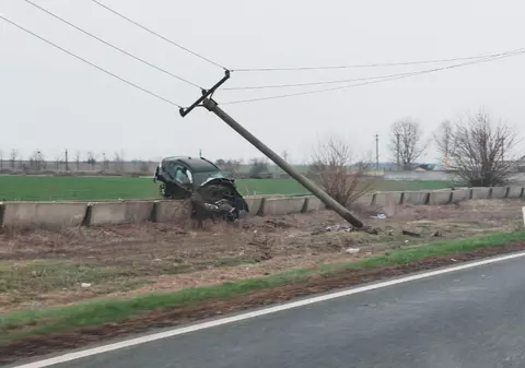 Un șofer din Brăila a lovit un stâlp de electricitate și un canal de beton, apoi a lăsat mașina suspendată și s-a făcut nevăzut. Câteva ore mai târziu, a mers singur la Poliție