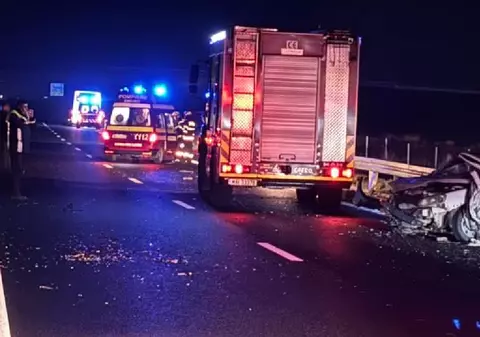 Un autocar cu 38 de copii a izbit o mașină oprită fără semnalizare pe Drumul Expres Piteşti-Craiova și s-a răsturnat