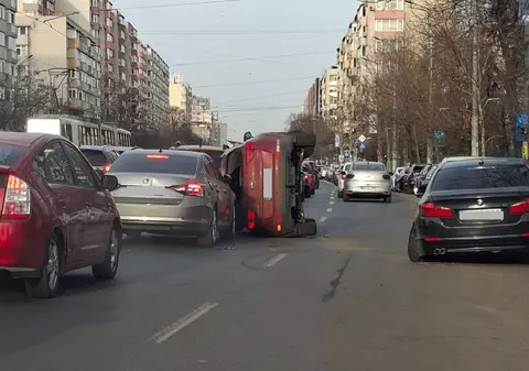 Accident cu șase mașini implicate în zona Spitalului Colentina din București: un autoturism s-a răsturnat, iar o femeie a ajuns la spital