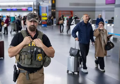 Agenții ICE sunt trimiși deja în aeroporturile din SUA, ca „întăriri”, din cauza deficitului de personal de securitate