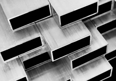 De ce a explodat prețul aluminiului și cum a ajuns cel mai „rentabil” metal de pe piață