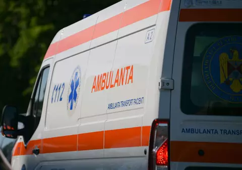 Un bărbat rănit într-un accident în Vâlcea a fost rănit, din nou, după ce ambulanța s-a lovit cu o mașină de gunoi