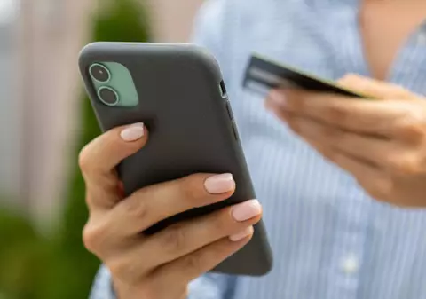 „Amenda prin SMS”: Noua tentativă de înșelătorie care îți poate lăsa conturile goale în doar câteva secunde