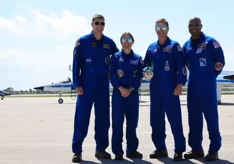 Echipajul Artemis II a prezentat mascota Rise, indicatorul de imponderabilitate care va însoți astronauții în jurul Lunii