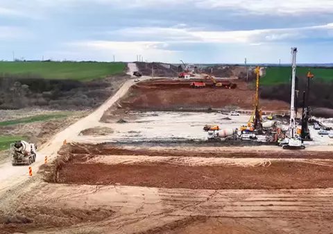 400 de muncitori și 250 de utilaje lucrează pe Autostrada Transilvaniei A3 Cluj-Oradea. Progres de 35% în 8 luni între Chiribiș și Biharia