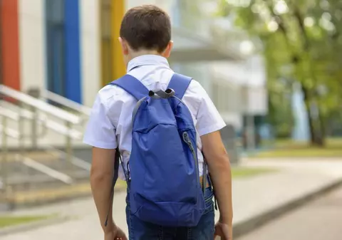 Un băiat de 7 ani a venit la școală cu 5.000 de euro în ghiozdan, iar colegii au început să miroasă bancnotele