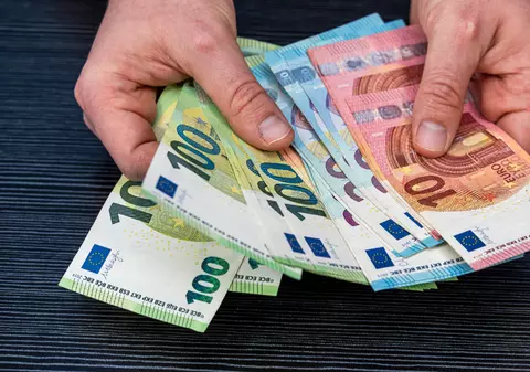 Un muncitor a găsit 23.000 de euro pe stradă, i-a returnat proprietarului, dar a rămas dezamăgit de recompensa primită: „Ce glumă”