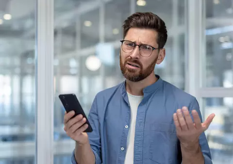 Un candidat a rămas mască în timpul unui interviu telefonic atunci când a realizat ce făcea, de fapt, recrutorul la celălalt capăt