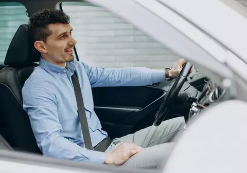 Mașina ta e în service și viața s-a oprit în loc? Cum rămâi la volan fără să cheltuiești o avere pe taxi