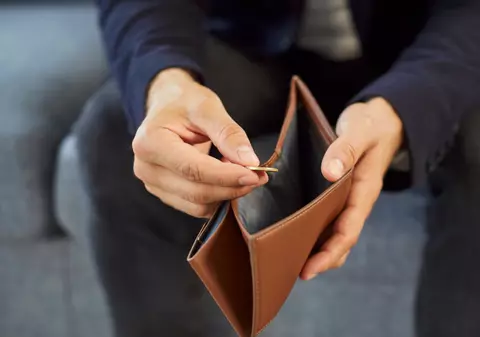 Un inginer a pierdut 350.000 de euro, toate economiile lui, după ce s-a uitat la o reclamă: „Bună ziua, sunt Jean Reno!”