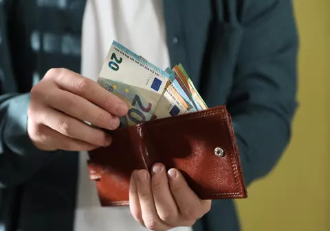 Un angajat bancar a falsificat semnătura unei cliente și i-a furat peste 90.000 de euro din cont