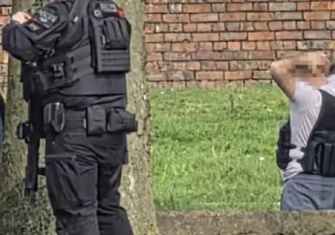 Tată reținut din greșeală, după ce poliția a confundat vesta lui cu greutăți cu una explozivă, în Anglia: „Posibil atac iminent!”