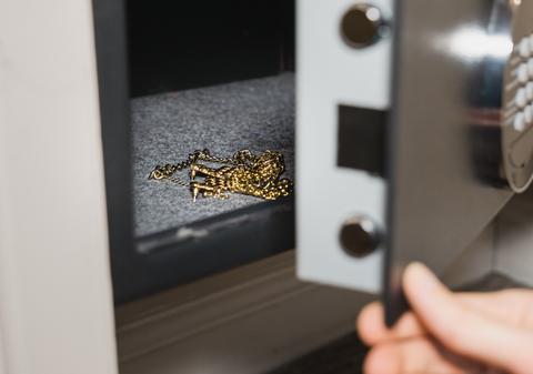 O bancă franceză a pierdut bijuteriile unei cliente, dar îi va plăti acesteia o sumă de 20 de ori mai mică decât cea pe care a cerut-o