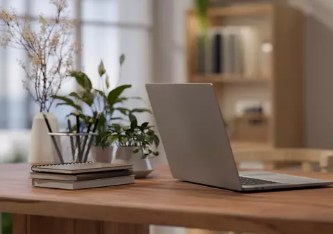 O angajată a fost concediată după ce șeful său i-a găsit jurnalul la birou: „Din cauza conținutului descoperit”