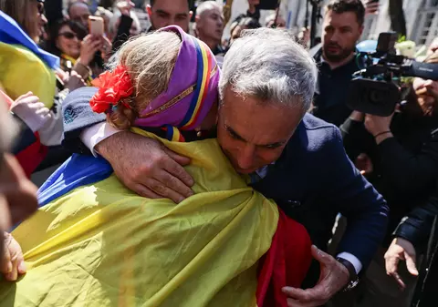 Călin Georgescu a primit cadou de ziua sa încă 60 de zile de control judiciar. Susținătorii l-au așteptat în fața judecătoriei cu un tort și i-au cântat „La mulți ani”