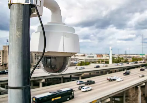 Te urmăresc, analizează și știu unde mergi. Cum transformă inteligența artificială camerele de trafic într-o rețea de supraveghere în masă, în SUA