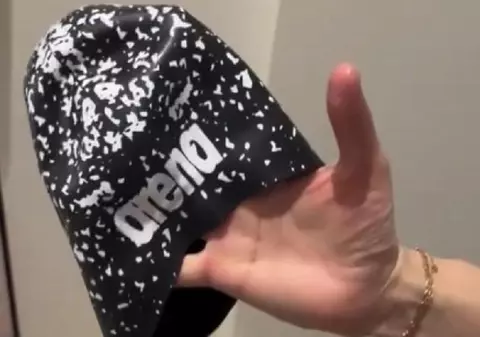 Copil descalificat din cauza slipului unui brand internațional, în Rusia: „I s-a cerut să își pună casca pe dos pentru a ascunde logoul, cu șortul de baie nu putea face același lucru”