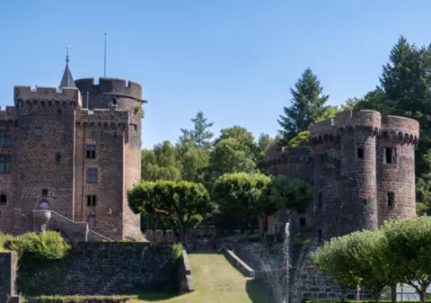 Moștenitoarea unui castel din Franța cere ajutorul oamenilor pentru a-l renova: „Nu pot face asta de una singură”