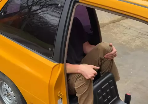 Un bărbat a tăiat un Ford în două, l-a făcut cea mai subțire mașină legală din lume și a transformat-o în Uber. Rezultatul i-a făcut pe oameni să se înghesuie să o încerce | VIDEO