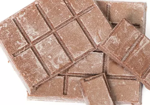 Cât de comestibilă este ciocolata pe care s-a depus un strat alb sau care are pete