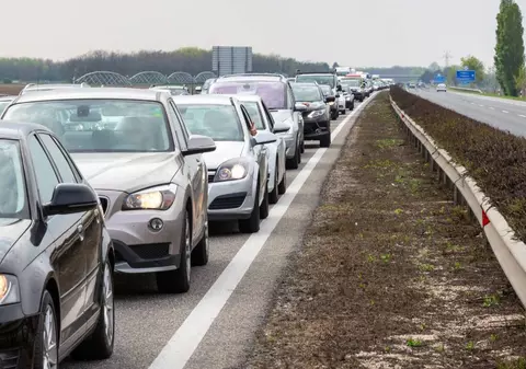 Șoferii germani fac coadă la granița cu Cehia pentru a cumpăra benzină mai ieftină: economisesc 50 de euro la un plin