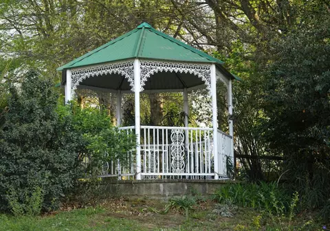 Cum să creezi o zonă de relaxare în grădină, inspirată din natură